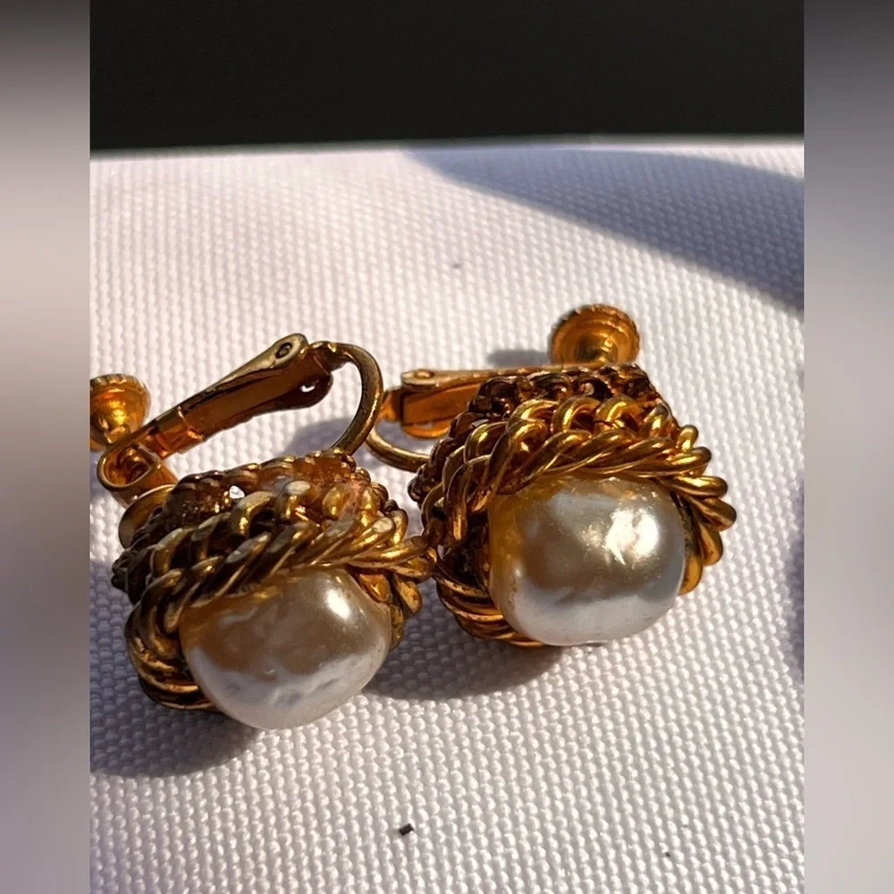 Miriam Haskell | Signed Vintage Pearl Clip screw  On Earrings - Very Rare …